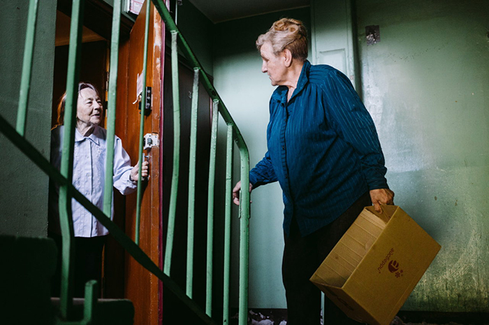 Галина Яковлева посещает как дома престарелых, так и отдельных жителей города. Фото: Наталья Булкина.