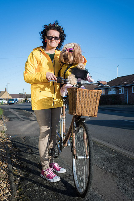 Елена признается, что везде старается ходить вместе с Лолой, и даже купила для нее специальную корзинку для велосипеда.