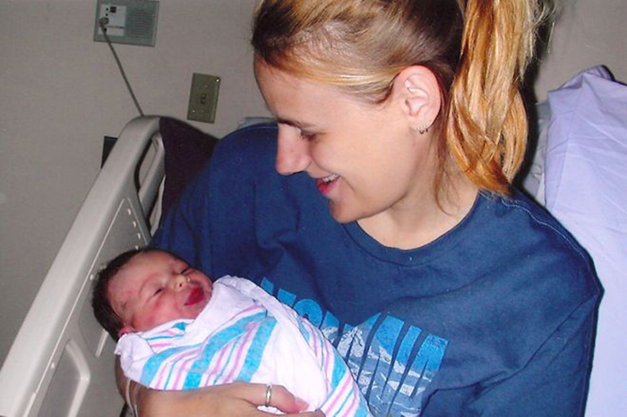 Джессика и новорожденная Алиса.