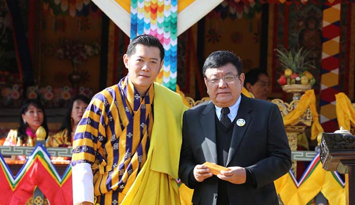 Доктор Руит принимает награду от короля Бутана.