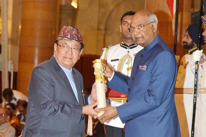 Президент Индии вручает награду доктору Руиту.