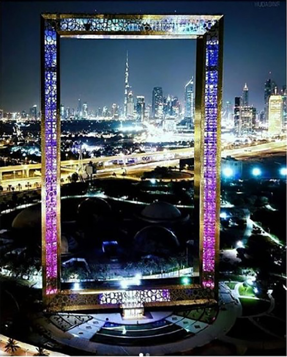Рамка Дубая ночью подсвечивается различными цветами. 