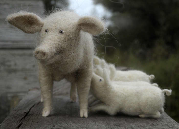 Свинка с поросятами - одна из милых войлочных скульптурок российского мастера.