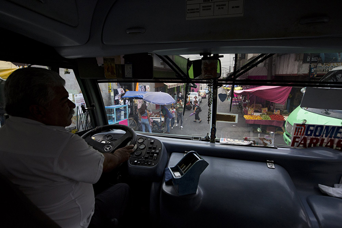 Водитель автобуса едет в центр Мехико. Именно на такие автобусы чаще всего совершают нападения в Мексике.