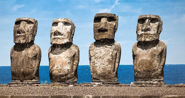 На острове насчитывается более 900 статуй.