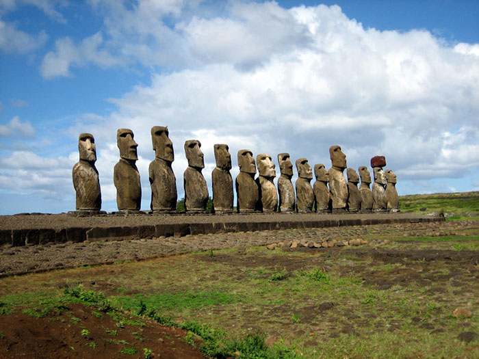 Статуи высечены из вулканических пород.