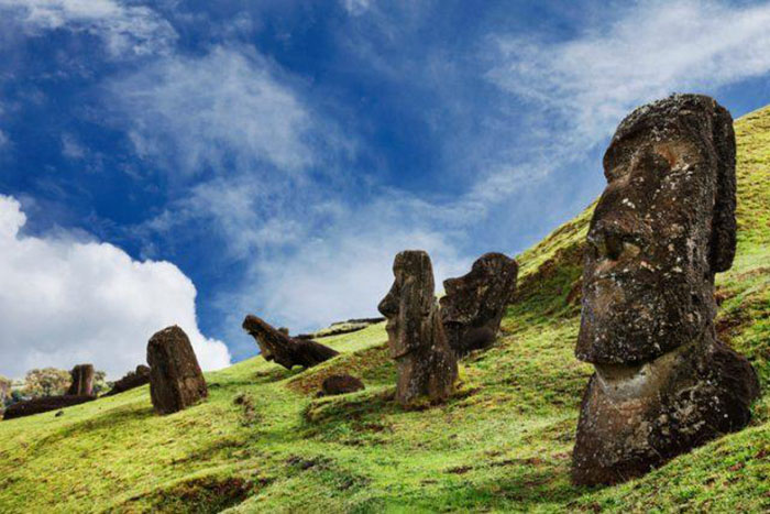 Долгое время люди думали, что статуи состоят только из голов, так как нижняя часть моаи была погружена под землю.