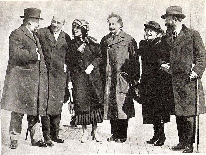 Альберт Эйнштейн со своей женой и будущий президент Израиля Хаим Вейцман в составе сионистской делегации в США в 1921 году.