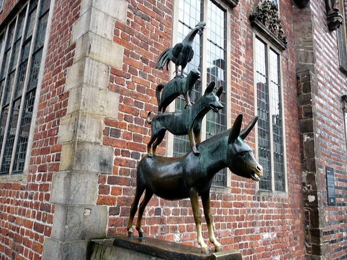Статуя бременским музыкантам в Германии.