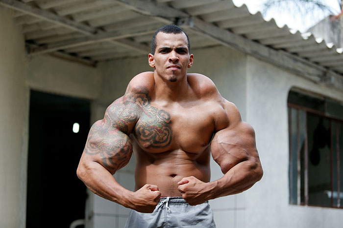 Бразилец решил стать таким же мускулистым, как и Халк.