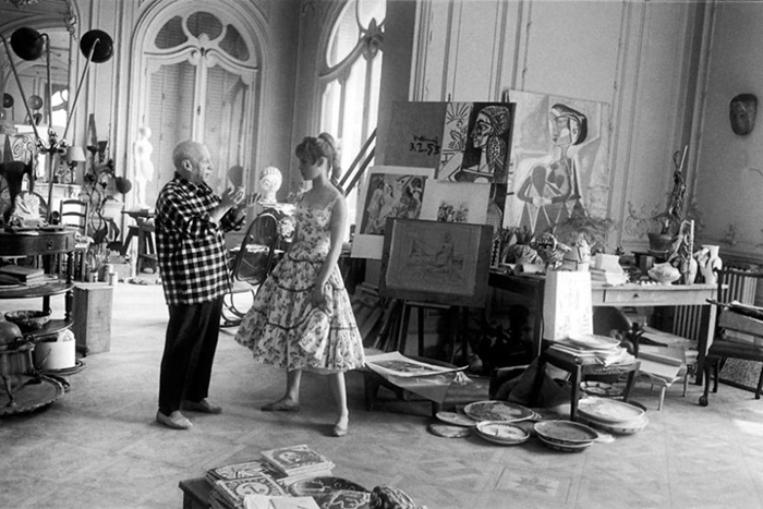 Пабло Пикассо в своей студии вместе с Бриджит Бардо.