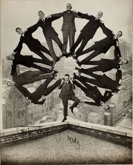 Мужчина на крыше с 11 мужчинами, балансирующими у него на плечах, 1930. Неизвестный фотограф.