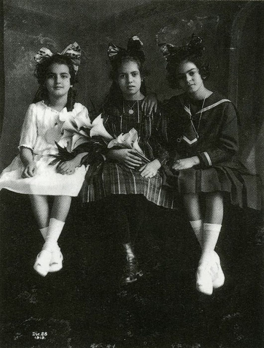 Фрида (справа) в возрасте 12 лет, ее сестра Кристина (слева) и лучшая подруга Изабель Кампос (в центре), 1919г.