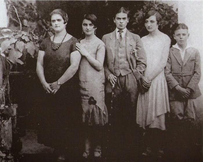 Фрида в мужском костюме (в центре) с сестрами Адрианой и Кристиной, а также кузенами Кармен и Карлос Вераса, 1926г.