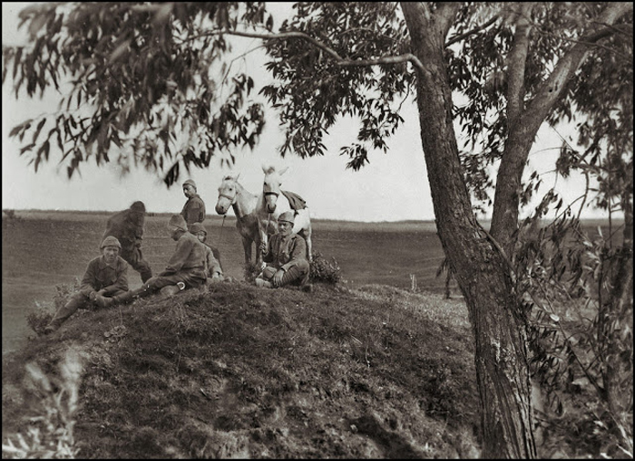 Солдаты на привале. Галиция, ок.1920г.