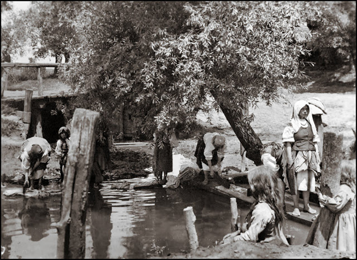 Прачки на реке. Галиция, ок.1920г.