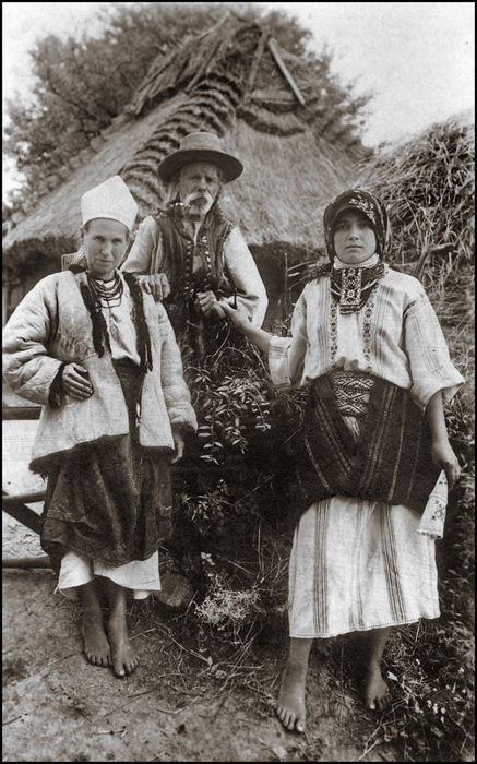 Жители села в национальных костюмах. Рогатин, ок.1920г.