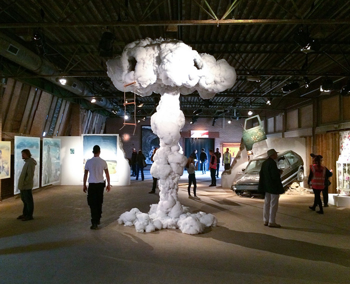 Dietrich Wegner инсталляция *Playhouse* - домик для игр внутри облака от взрыва.