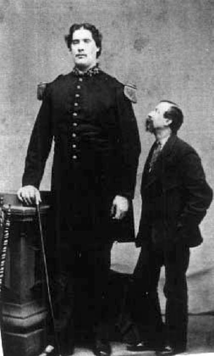 Мартин ван Бюрен Бейтс рядом с человеком обычного роста.