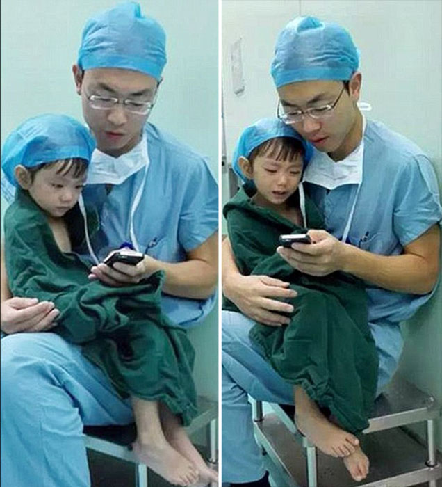 Хирург успокаивает свою пациентку перед операцией.