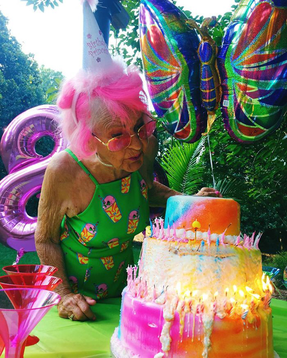 Торт на 88-й день рождения Бадди.  Instagram baddiewinkle.