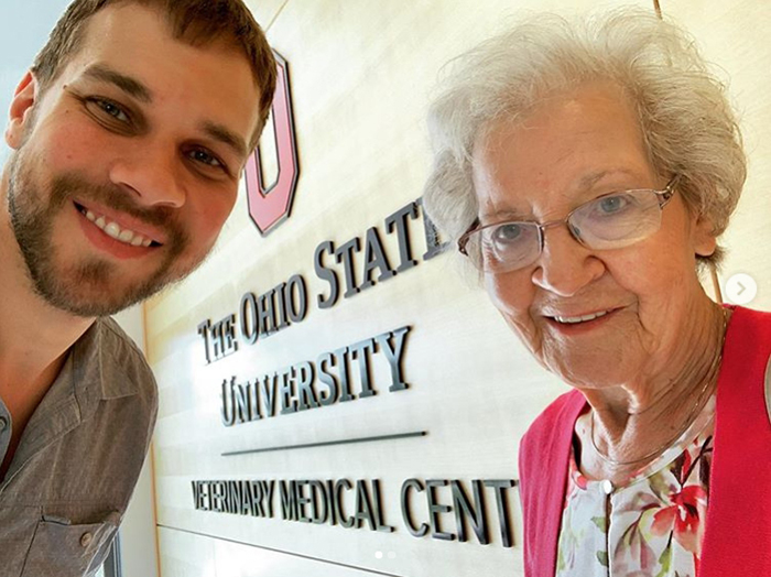 Брэд отвез бабушку в университет, где обучался.