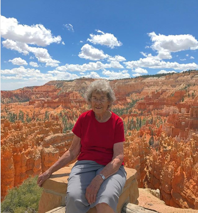 Бабушка Джой в каньоне.