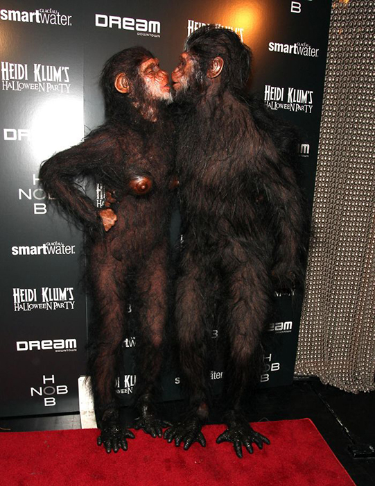 Вместе со своим мужем - певцом Seal - Хайди пришла в костюме обезьяны.