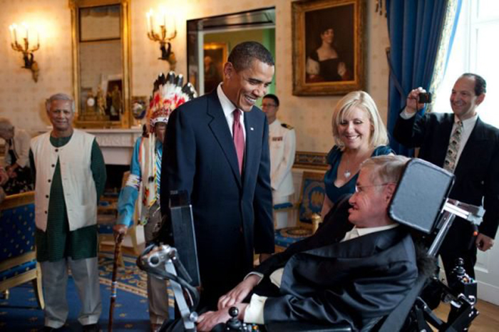 Барак Обама разговаривает со Стивеном Хокингов в голубой комнате Белого дома перед награждением ученого медалью в 2009 году.