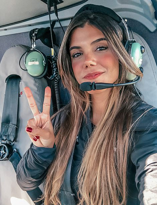 В свои 29 лет Луана уже получила 3 лицензии пилота вертолета.