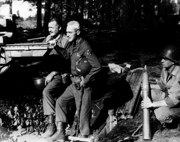 Эрнест Хемингуэй и полковник Чарльз Ланхам с захваченным оружием в Германии 18 сентября 1944 г.