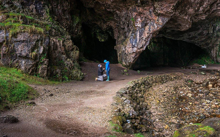 Терри сделал предложение Анне возле пещеры Сму Кейв в Шотландии.