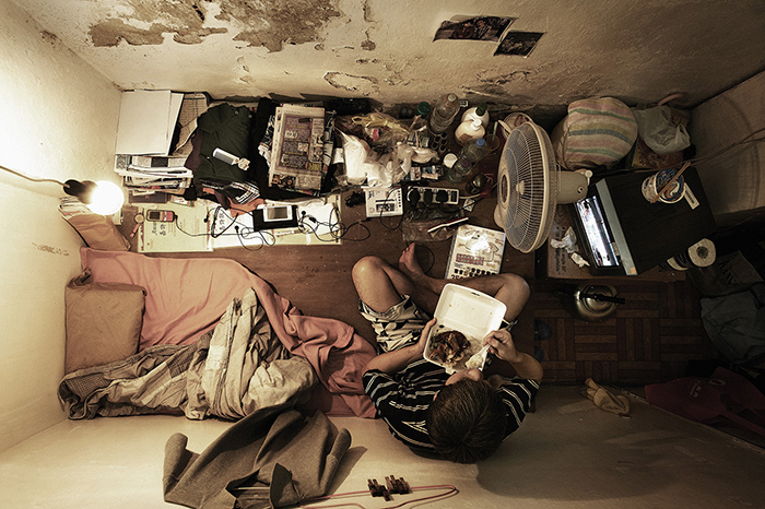 Большая часть жизнь этих людей проходит в миниатюрных комнатах. Фото: Benny Lam.