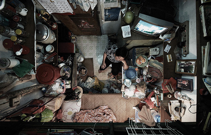 В подобных комнатах могут жить по одному, а иногда и по несколько человек.  Фото: Benny Lam.