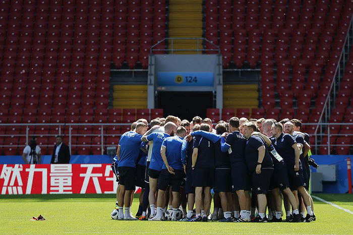 Игроки и обслуживающий персонал обнимаются перед последней тренировкой накануне матча с Аргентиной.