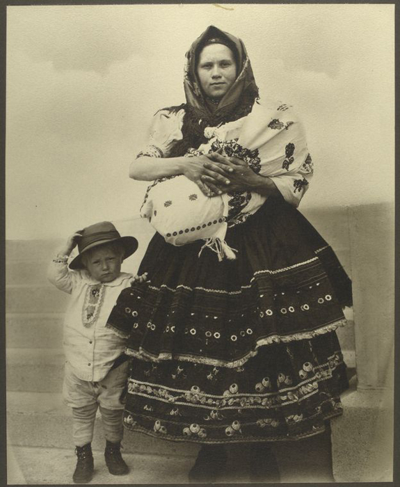 Женщина со своими детьми из Словакии.
