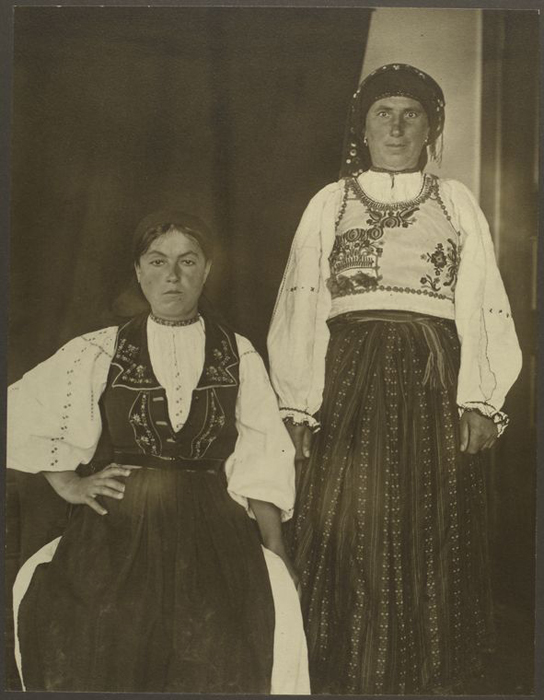Две женщины из Румынии.