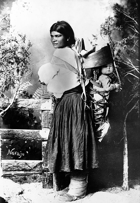 Женщина с ребенком из племени Навахо.