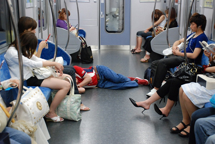 В транспорте можно нередко встретить спящих офисных работников.