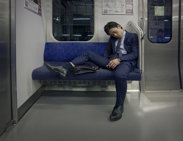 Чаще всего японцы засыпают по дороге из дома или домой.