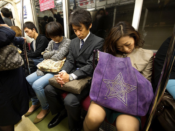 В час можно нередко увидеть спящих японцев в транспорте.