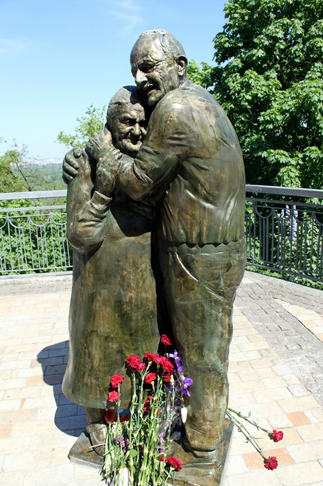 Памятник Мокрине и Луиджи стал излюбленным местом посещения влюбленных парочек.