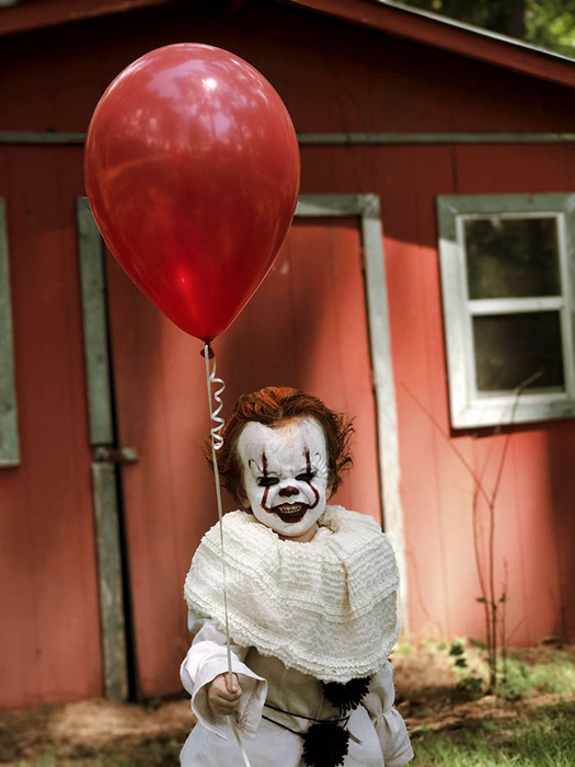 Красный воздушный шарик стал одним из символов таящего в городе зла. Instagram eag2n.
