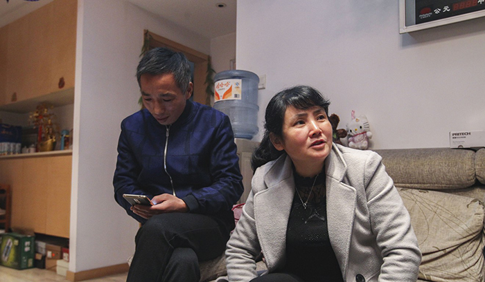 Сю и Цянь у себя дома рассказывают журналистом о поисках своей дочери.