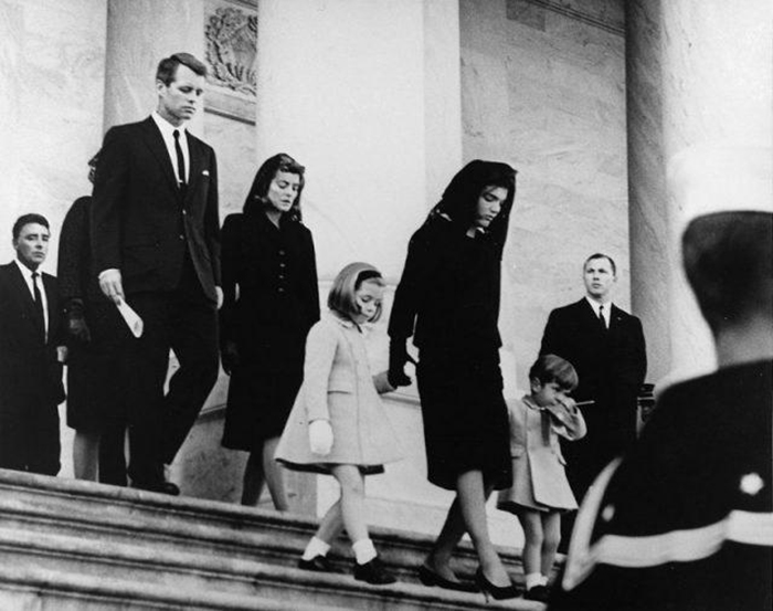 Члены семьи выходят из американского Капитолия после церемонии прощания с президентом 24 ноября 1963 года.
