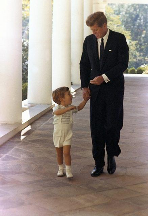 Джон Кеннеди со своим сыном.