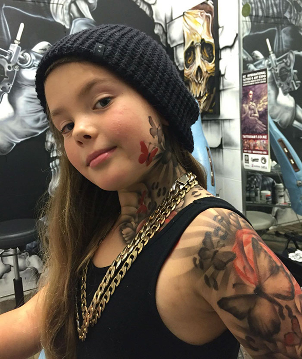 9-летняя девочка из больницы Starship получила свою временную татуировку с бабочками и розами.