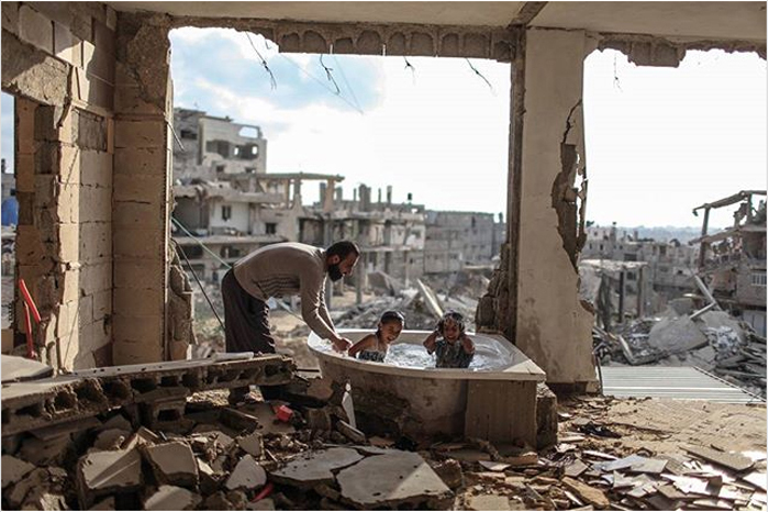 Июнь 26, 2015. Салем, его дочь и племянница живут в руинах своего дома. Единственное, что уцелело - это ванна. Фото: Emad Samir Nassar.