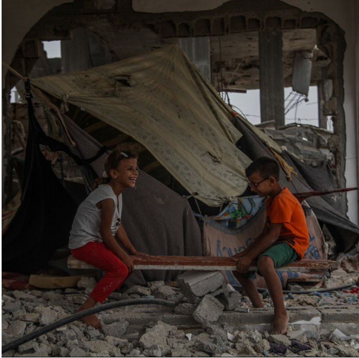 Палестинские дети сидят среди руин своего дома, который был разрушен в 2014 году. 9 сентября 2015 г.  Фото: Emad Samir Nassar.
