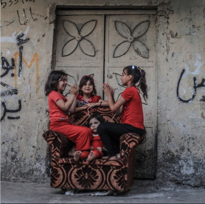 Четыре сестры играют у своего дома. 11 августа 2015. Фото: Emad Samir Nassar.
